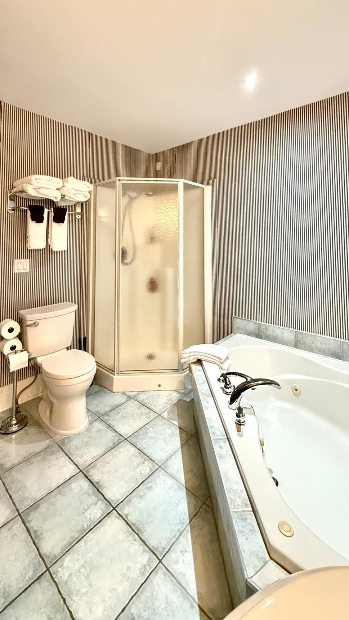 Adorable 2-Bedroom Unit With Jacuzzi Beside Falls Niagara Falls Exterior photo