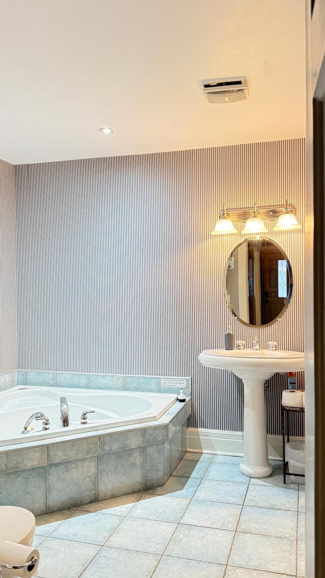 Adorable 2-Bedroom Unit With Jacuzzi Beside Falls Niagara Falls Exterior photo